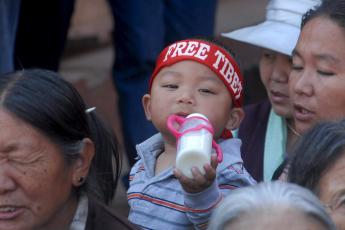 Duizenden Chinese kinderen zijn ziek geworden door melkpoeder.