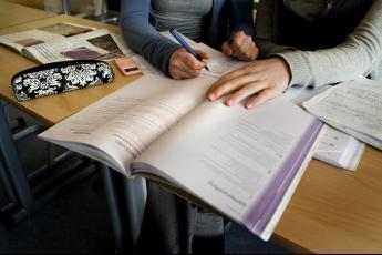 Met je neus in de boeken.