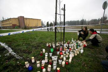 Kaarsen bij de school in Tuusula vorig jaar.