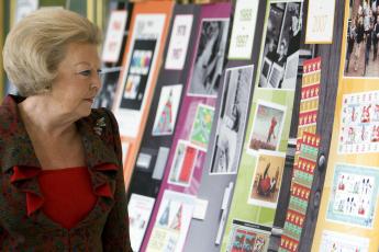 Koningin Beatrix bekijkt de afbeeldingen van de kinderpostzegels.