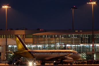 Een vliegtuig op de luchthaven van Keulen.