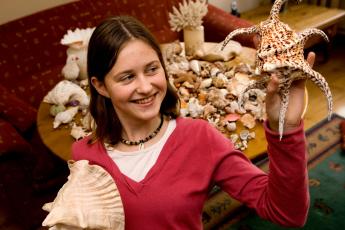 Marianne de Stigter met haar schelpen