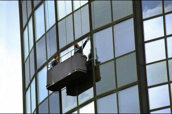 Glazenwassers aan het werk bij de Nederlandse Bank.