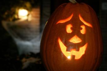 Het protest van vijftien predikanten op Urk tegen het Halloweenfeest heeft de aandacht van de nationale en internationale media gewekt.