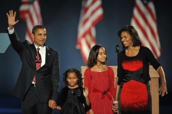 Obama viert met vrouw en kinderen de verkiezingsoverwinning in Chicago.