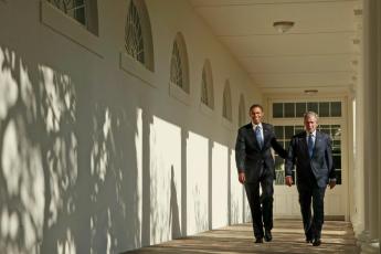 Barack Obama (L) en president Bush bij het Witte Huis.