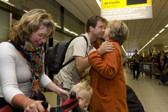 Nederlandse toeristen uit Thailand terug op Hollandse bodem.