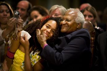 Desmond Tutu geeft Mayra een dikke knuffel.