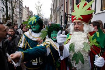 Een zogenaamde Sint en zijn 'wietpieten' in Amsterdam.