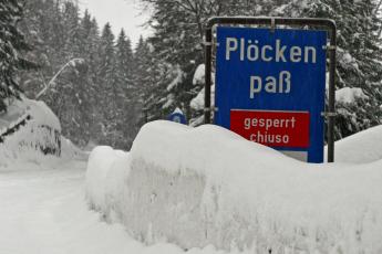 Door de hevige sneeuwval zijn verschillende wegen afgeloten.