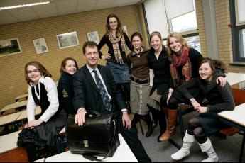 J. F. Benschop, docent godsdienst en maatschappijleer van de Gomarus Scholengemeenschap in Gorinchem, te midden van leerlingen van een vmbo examenklas.