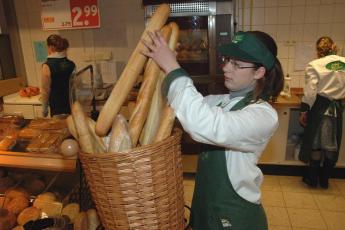 Anne heeft het goed naar haar zin in de supermarkt.