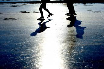 Schaatser ziet gestolen auto onder ijs.