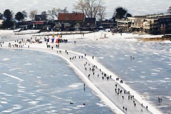 Schaatsers genieten op de Ankeveense plassen.