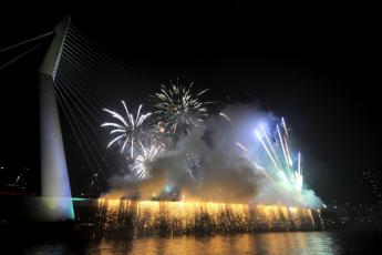 Vuurwerk op de Erasmusbrug in Rotterdam.