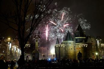 Vuurwerk tijdens nieuwjaarsnacht op de Nieuwmarkt in Amsterdam.