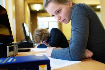 De 17-jarige Iris buigt zich over haar examen geschiedenis.