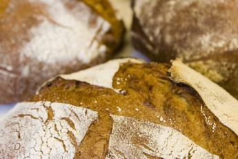 Ondanks de boete bljft de bakker brood uitdelen.