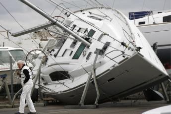 De storm liet deze boot kantelen.