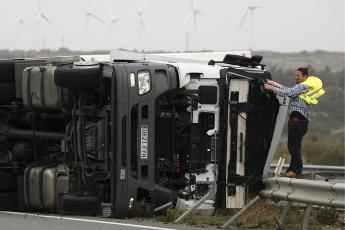 Hevige rukwinden zorgen voor onrust in het verkeer.