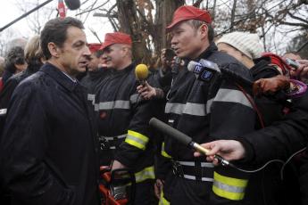 Sarkozy in gesprek met brandweerlieden.