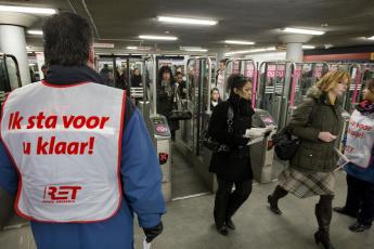 RET deed donderdag in de metro als eerste openbaarvervoerbedrijf de strippenkaart in de ban.