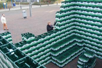 Studenten bouwden donderdag een kamer van bierkratjes om aandacht te vragen voor het nijpende studentenkamertekort.