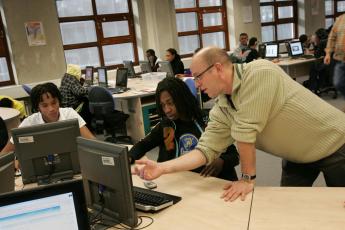 Coaches in de MOET!-klas van het ROC van Amsterdam proberen jongeren een goede studiekeus te laten maken en