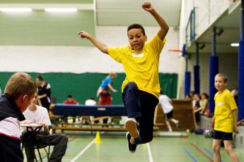 Verspringen tijdens de gymles.