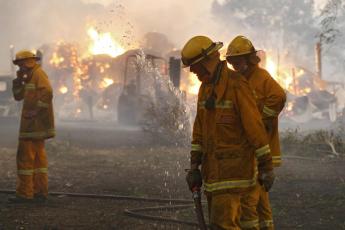 Vrijwillige brandweerlieden zijn in grote getale aanwezig.