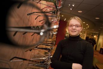 Lianne van den Brink uit Barneveld werkt in een brillenzaak.