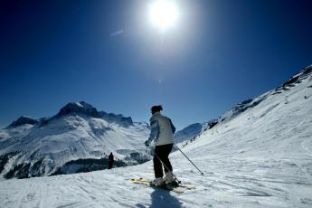 Een skir in het wintersportgebied rond het plaatsje Lech.