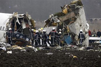 Rond het vliegtuigwrak bij de Polderbaan op Schiphol ontplooide zich donderdagochtend een grote bedrijvigheid.