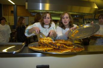 Pizzas bakken: je moet iets doen om wakker te blijven.