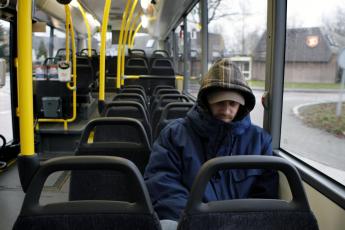 Een passagier in de bus.