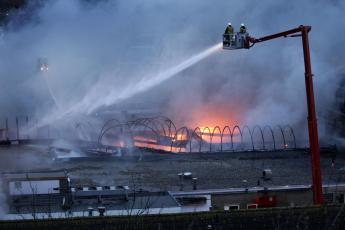 Het blussen van de brand neemt veel tijd in beslag.