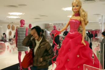 Een levensgrote Barbie in de nieuwe shop in Shanghai.