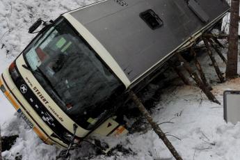 De schoolbus stortte 6 meter naar beneden.