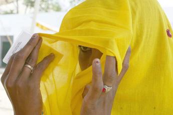 Een vrouw met hoofddoek.