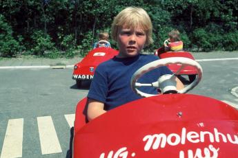 Willem Alexander in ht trapautootje in 1976.