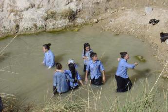 Een groep orthodoxe meisjes die geen zwempak aan mogen en dus met kleren en al in het water springen.