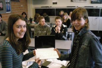 Yvonne Kooiman (links) en Mattie de Pater zijn dolblij met hun nieuwe laptop.