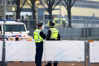 Politie agenten houden alles scherp in de gaten.