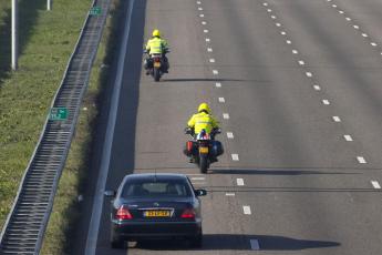 De linkerrijstrook wordt vrijgelaten voor de delegaties.