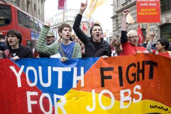 Jongeren protesteren bij de Bank of England.