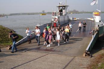 De oversteek met de pont tussen Herwijnen en Brakel.