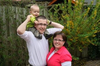 Anita Troost-Schuiteman met haar man Dirk en baby Niek.