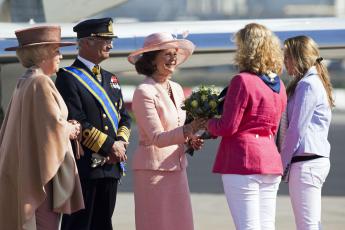 Koningin Silvia krijgt een boeketje.