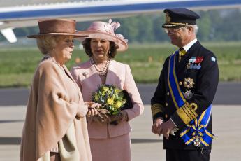 Koningin Beatrix verwelkomt haar bezoekers.