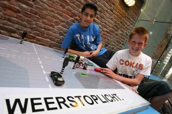 Sezer (l.) en Sjoerd bedachten het weerstoplicht. Wanneer het regent komt er water op de regensensor en springt het stoplicht voor fietsers eerder op groen.